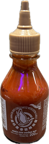 Sriracha hot chilli sauce extra garlic